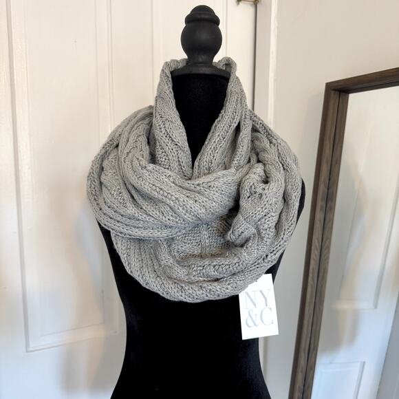 NWT Gray Knit Scarf - Picture 1 of 3